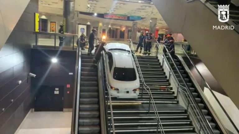 A stolen car ends up stuck on the stairs of one of Madrid&#39;s busiest metro stations