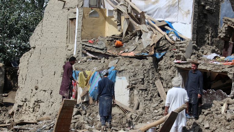 أشخاص يتفقدون المنازل التي تضررت من جراء الفيضانات الغزيرة في منطقة كوشي بإقليم لوهار ، جنوب كابول ، أفغانستان.  الصورة: A.P