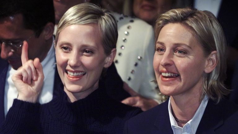 Anne Heche, à gauche, et Ellen DeGeneres, à droite, en 1999