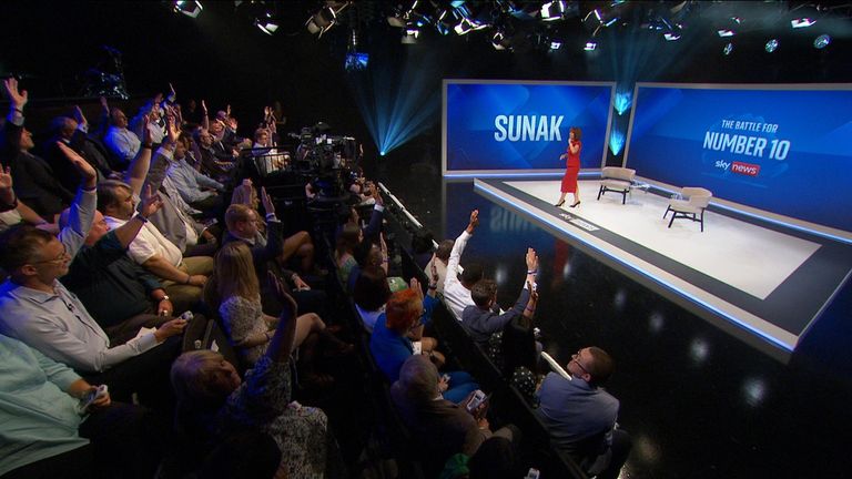 At the end of the show, the studio audience raised their hands to show support for either Liz Truss or Rishi Sunak.