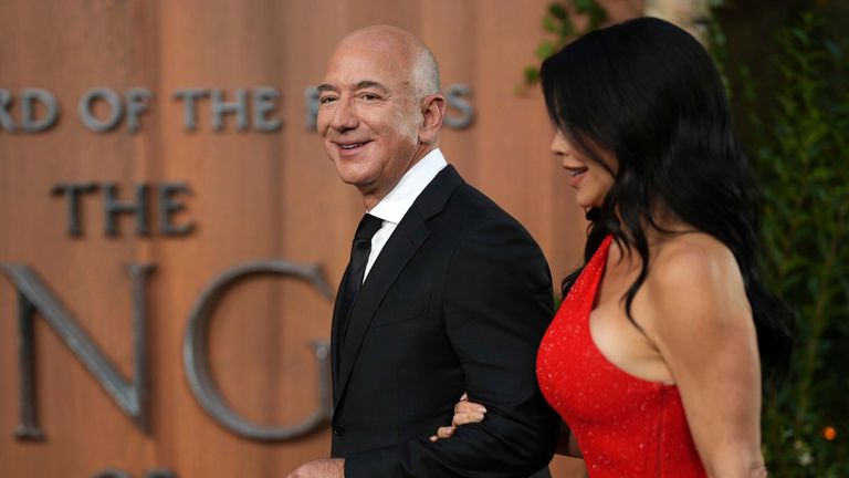 Jeff Bezos et Lauren Sanchez arrivent pour la première mondiale de la série télévisée 