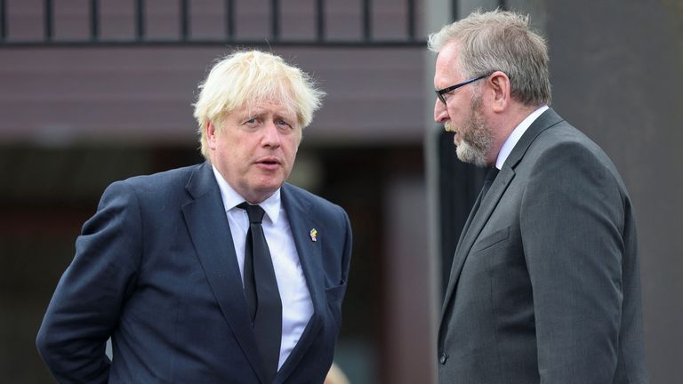 Perdana Menteri Inggris Boris Johnson dan pemimpin Ulster Unionist Party Doug Beattie menghadiri pemakaman 