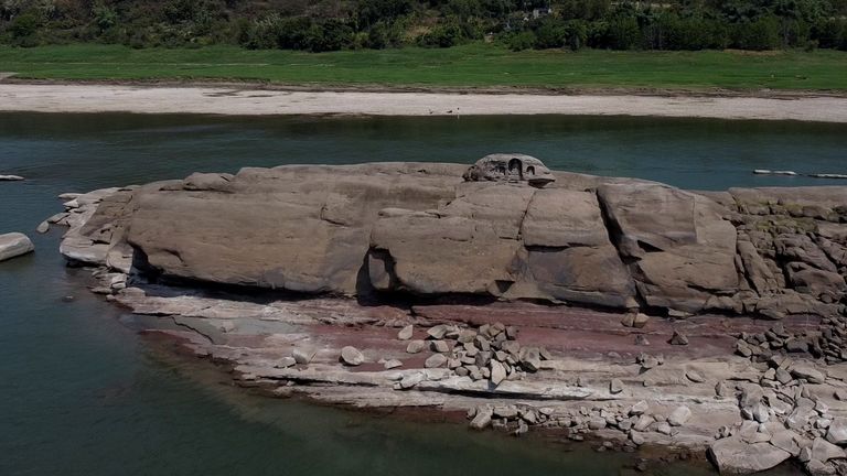 Une statue bouddhiste autrefois submergée se dresse au sommet du récif de l'île Foyeliang dans le fleuve Yangtze, qui est apparu après la chute des niveaux d'eau en raison d'une sécheresse régionale à Chongqing, en Chine, dans cette capture d'écran obtenue à partir d'une vidéo prise avec un drone, le 20 août 2022. REUTERS/Thomas Suen
