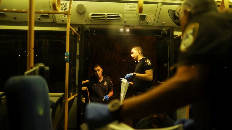 Des policiers israéliens vérifient un bus à la suite d'un incident à Jérusalem le 14 août 2022. REUTERS/ Ammar Awad