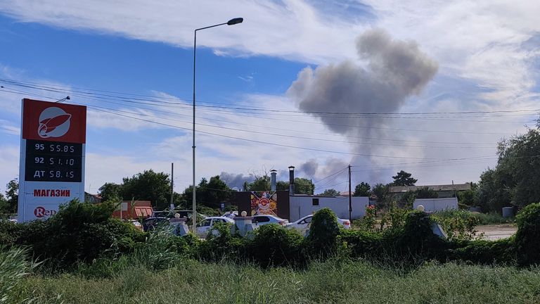 Il fumo sale dopo che si sentono esplosioni dalla direzione di una base aerea militare russa vicino a Novofedorivka in Crimea il 9 agosto 2022. REUTERS/Stringer