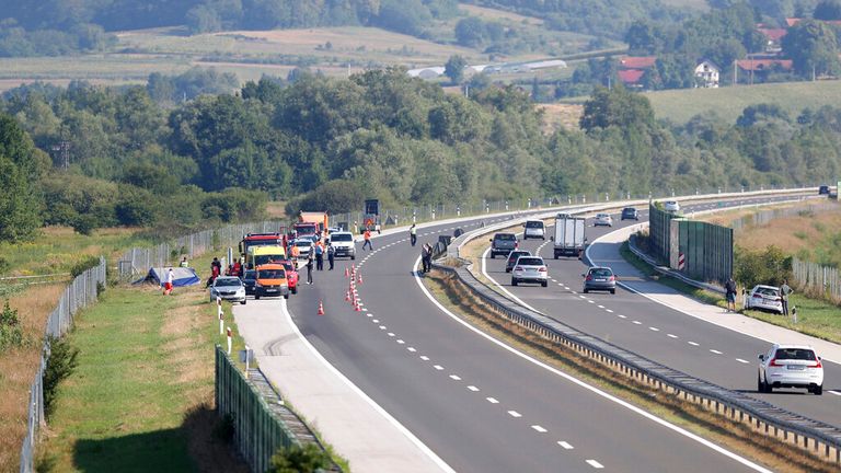 Podvorec'te en az 11 kişinin öldüğü kaza sahnesi Pic: AP 