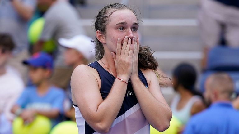 Daria Snigur, d'Ukraine, réagit après avoir bouleversé Simona Halep, de Roumanie, lors du premier tour des championnats de tennis de l'US Open, lundi 29 août 2022, à New York.  (AP Photo/Seth Wenig)