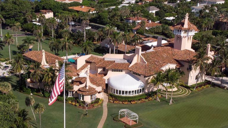Pemandangan udara rumah mantan Presiden AS Donald Trump di Mar-a-Lago setelah Trump mengatakan agen FBI menyerangnya, di Palm Beach, Florida, AS, 15 Agustus 2022. REUTERS/Marco Bello