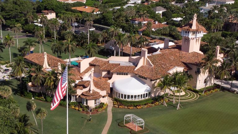 Donald Trump, FBI'ın Mar-a-Lago'daki evine baskın sırasında üç pasaporta el  koyduğunu iddia etti | ABD Haberleri - Sanal Haberci