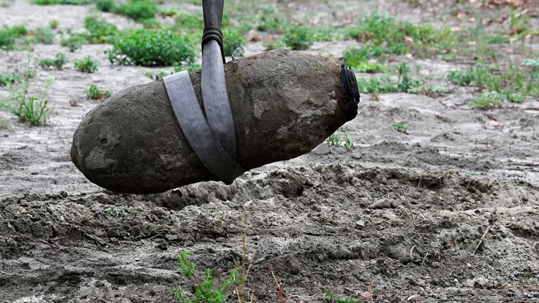 Une bombe de la Seconde Guerre mondiale est vue en train d'être retirée quelques jours après avoir été découverte dans le fleuve Pô asséché qui a souffert de la pire sécheresse depuis 70 ans, à Borgo Virgilio, en Italie, le 7 août 2022. REUTERS/Flavio lo Scalzo