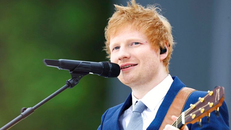 Le chanteur britannique Ed Sheeran se produit lors du Platinum Jubilee Pageant, à Londres, le dimanche 5 juin 2022. Photo : Hannah McKay/Pool Photo via AP