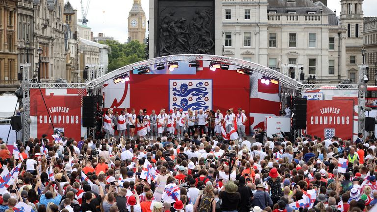 Soccer Football - Women&#39;s Euro 2022 - England Victory Celebrations - Trafalgar Square, London, Britain - August 1, 2022 General view of England manager Sarina Wiegman with players on stage REUTERS/Molly Darlington