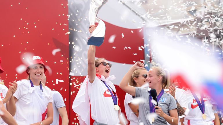 England&#39;s Ellen White (centre) with the trophy on stage during a fan celebration to commemorate England&#39;s historic UEFA Women&#39;s EURO 2022 triumph in Trafalgar Square, London. Picture date: Monday August 1, 2022.