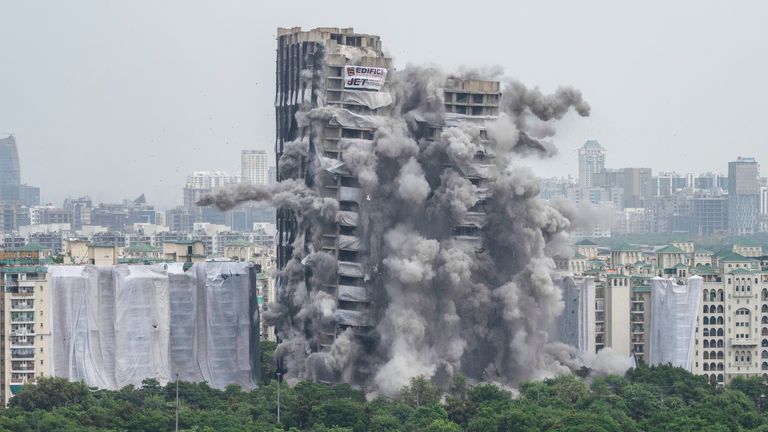 Sprengstoff wird gezündet, um zwei Wohnhochhäuser in Noida, einem Vorort von Neu-Delhi, Indien, zu zerstören.  Foto: AP