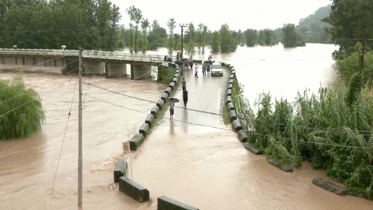Eine überflutete Brücke nach heftigen Regenfällen in Mandi, Himachal Pradesh, Indien
