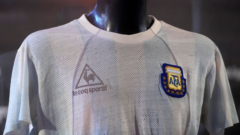 Monetair uitlijning meer Diego Maradona's 1986 World Cup final shirt returned to Argentina by German  opponent Lothar Matthaus | World News | Sky News