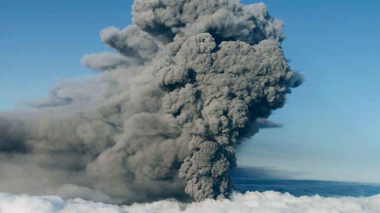Der Ausbruch des Vulkans Eyjafjallajökull im Jahr 2010 schickte Asche- und Staubwolken in die Atmosphäre und stoppte den Flugverkehr zwischen Europa und Nordamerika für Tage.