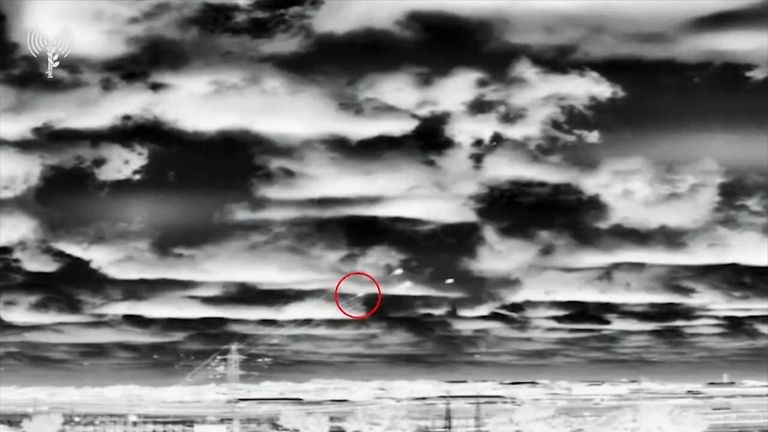 Armata israeliană a lansat un videoclip despre care susține că arată că o rachetă rătăcită este trasă din Gaza. 