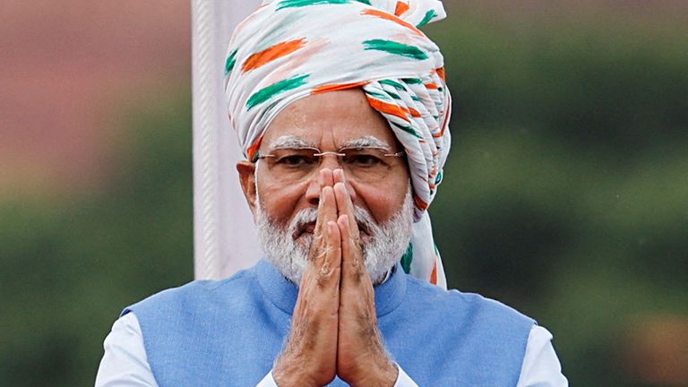 Indiens premiärminister Narendra Modi hälsar folkmassan efter att ha talat till nationen under firandet av självständighetsdagen på det historiska Röda fortet i Delhi, Indien, 15 augusti 2022. REUTERS/Adnan Abidi