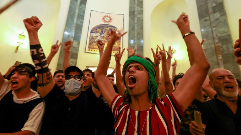 Les partisans du leader populiste irakien Moqtada al-Sadr manifestent dans la zone verte, à Bagdad, en Irak, le 29 août 2022. REUTERS/Alaa Al-Marjani