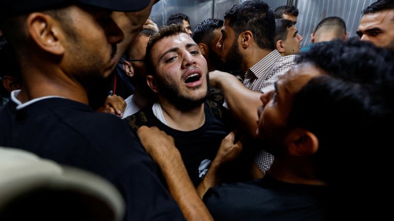 Palestinians react at a hospital after Israeli attacks in Gaza City August 5, 2022. REUTERS/Ibraheem Abu Mustafa
