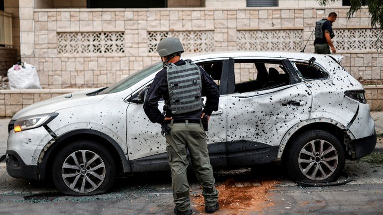 La police israélienne inspecte un véhicule qui a été endommagé à la suite d'une attaque à la roquette de Gaza vers Israël à Ashkelon, Israël le 6 août 2022. REUTERS/Amir Cohen