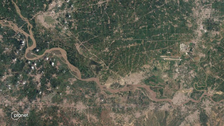 Pakistan'daki Kabil nehri (önceden).  Resim: Gezegen uydu görüntüleri
