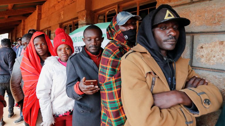 Seçmenler, Bağımsız Seçim ve Sınırlar Komisyonu (IEBC) tarafından Kenya'nın Nairobi'nin Kibera gecekondu mahallelerinde Mashimoni köyünde 9 Ağustos 2022'de yapılacak genel seçimlerde oy kullanmadan önce kuyruğa giriyor. REUTERS/Thomas Mukoya
