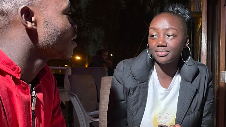 Nairobi'nin popüler bir barında arkadaşları Kodong Mwangi ve Tess Moraa günün huzur içinde geçmesini umduklarını söylüyorlar.