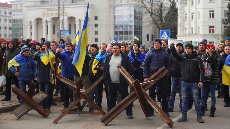 Ukraynalılar, Ukrayna'nın güneybatısındaki Kherson'da protesto gösterisi düzenledi.  Resim: AP