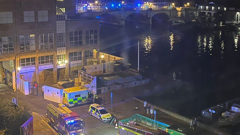 A man died after entering the water while police were trying to arrest him on Kingston Bridge. Pic: @ih8mel