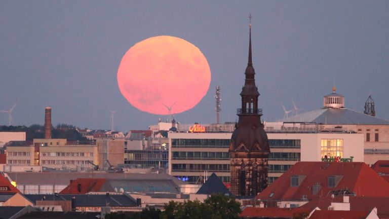 11. augusta 2022, Sasko, Lipsko: Mesiac vychádza za centrom mesta.  Foto: Sebastian Wilno/Image-Alliance/dpa/AP Obrázky PIC:AP