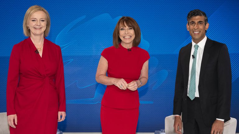 Photo de Liz Truss, Kay Burley et Rishi Sunak avant le programme spécial de Sky News 