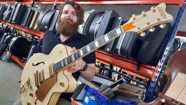 Auctioneer Luke Hobbs with the Gretsch White Falcon guitar 