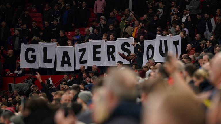 Les supporters de Manchester United à Old Trafford brandissent une banderole sur laquelle on peut lire "Glazers Out"  sur les gradins en avril.  Photo : AP
