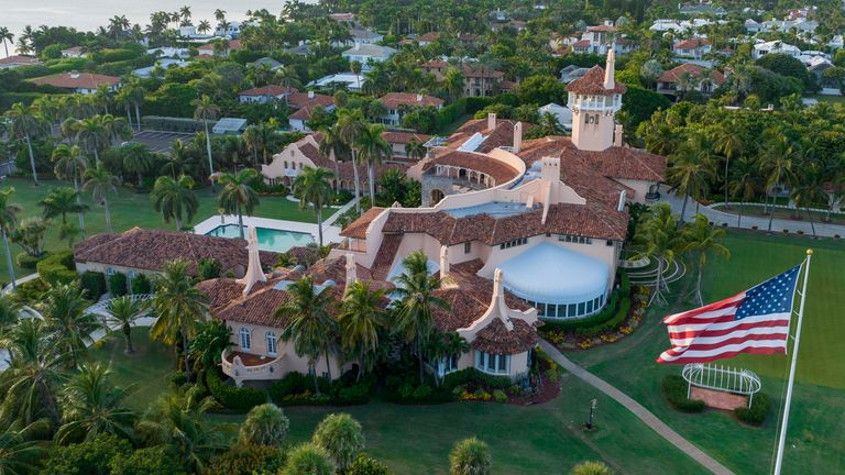 DOSYA - Başkan Donald Trump'ın Mar-a-Lago malikanesinin havadan görünümü 10 Ağustos 2022'de Florida, Palm Beach'te alacakaranlıkta görülüyor. Mar-a-Lago'daki soruşturmayla ilgili yeni açılmış FBI belgesi sadece soruşturma hakkında yeni ayrıntılar sunar, aynı zamanda hukuk ekibinin yapmak istediği argümanlar hakkında da ipuçları verir.  Avukatlarından birinin beyannameye ek olarak sunduğu 25 Mayıs tarihli mektubu, yürütme yetkisine ilişkin geniş bir bakış açısı geliştiriyor ve başkomutanın istediği her şeyi gizliliğini kaldırma konusunda mutlak yetkiye sahip olduğunu ve gizli bilgilerin ele alınmasını düzenleyen birincil yasanın geçerli olduğunu iddia ediyor. bilgiler diğer hükümet yetkilileri için geçerlidir, ancak cumhurbaşkanı için geçerli değildir.  (AP Fotoğrafı/Steve Helber, Dosya)
