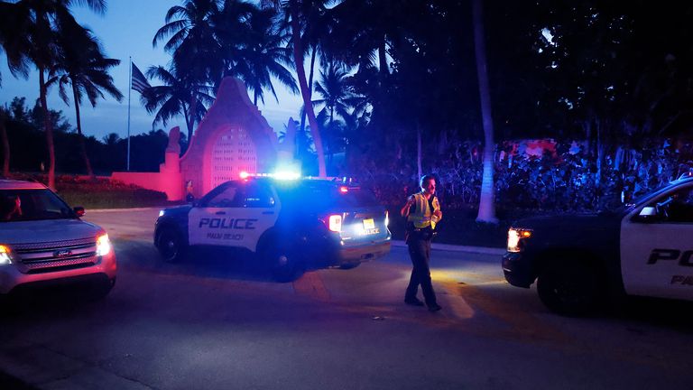 Police direct traffic outside the entrance to former President Donald Trump's Mar-a-Lago estate on Monday, August 8, 2022, in Palm Beach, Florida.  Trump claimed in a lengthy statement that the FBI was conducting a search of his Mar-a-Lago estate and claimed that the agents had opened a safe.  (Photo AP / Terry Renna)