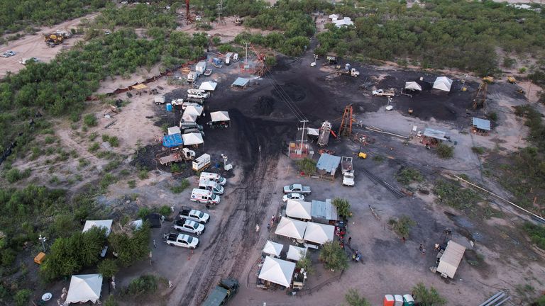 Le puits d'une mine de charbon qui s'est effondré laissant les mineurs piégés au Mexique