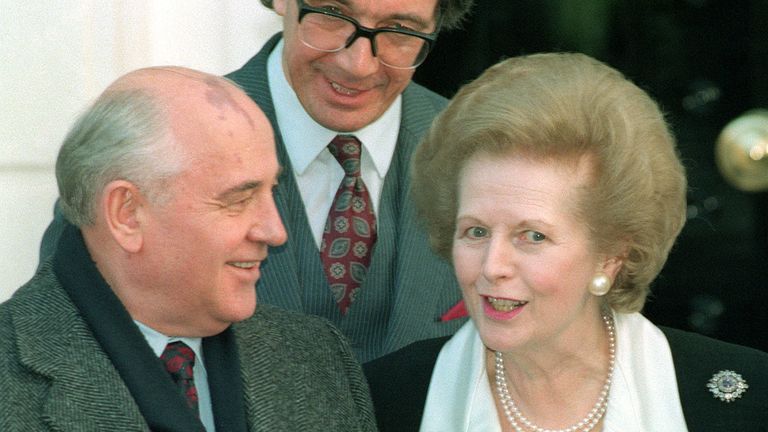 Baroness Thatcher welcomes former Soviet President Mikhail Gorbachev and his wife Raisa outside her London home. 07-Dec-1993