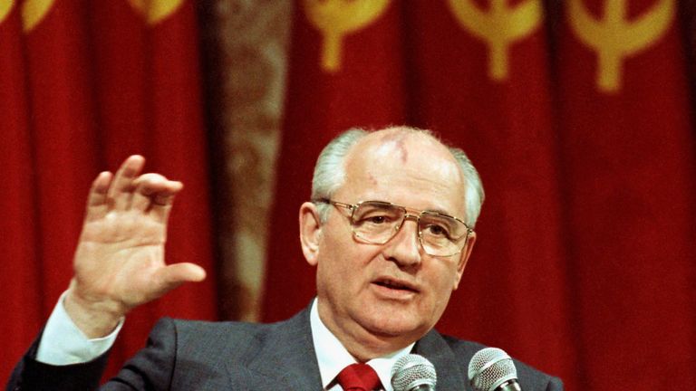 Soviet President Mikhail Gorbachev addresses a group of 150 corporate executives in San Francisco, Monday, June 5, 1990. Photo: AP