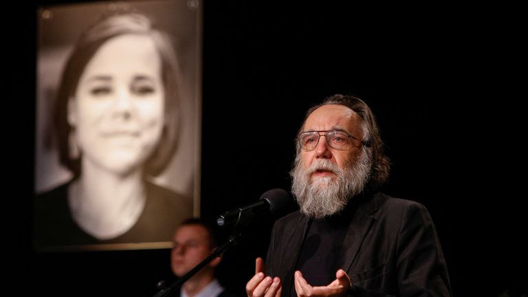 Rus siyaset bilimci ve ideolog Alexander Dugin, 23 Ağustos 2022'de Rusya'nın Moskova kentinde düzenlenen bombalı saldırıda hayatını kaybeden kızı Darya Dugina için düzenlenen anma töreninde bir konuşma yapıyor. REUTERS/Maxim Shemetov