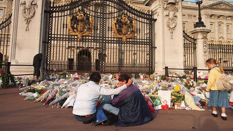 Mourners pay their respects to Diana, Princess of Wales, outside the gates of Buckingham Palace this morning (Monday).  Diana, Princess of Wales, and her companion Dodi Fayed died in a tragic car crash in Paris yesterday morning.  See PA Story ROYAL Diana.  Photo by John Stillwell/PA.