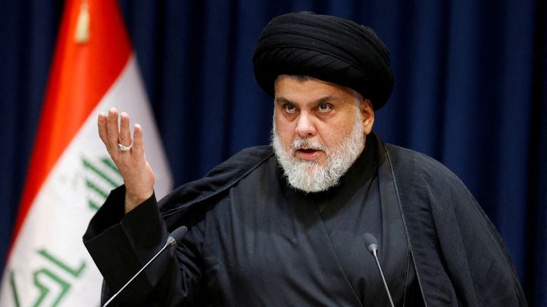 Le leader populiste irakien Muqtada al-Sadr prononce un discours télévisé à Nadjaf