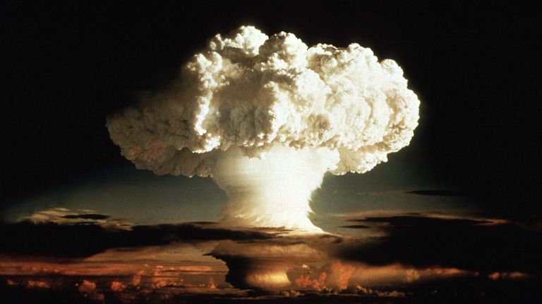 1952 DOSYA FOTOĞRAFI - Bir hidrojen bombasının ilk testinin mantar bulutu, "sarmaşık mike"1952'de Pasifik Okyanusu'ndaki bir atol olan Enewetak'ta Birleşik Devletler Hava Kuvvetleri'nin Gözetleme Dağı 1352d Fotoğraf Filosu üyesi tarafından fotoğraflandığı gibi. 