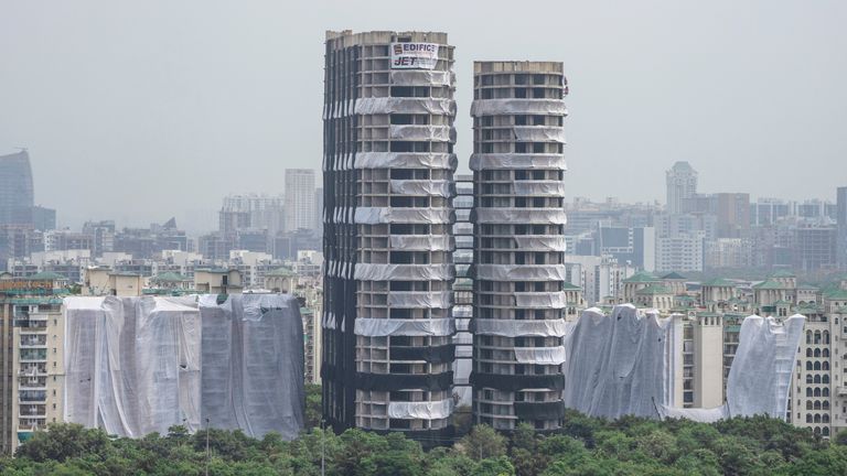 İkiz yüksek katlı apartman kuleleri, yere düzleştirilmeden önce görülüyor.  Resim: AP