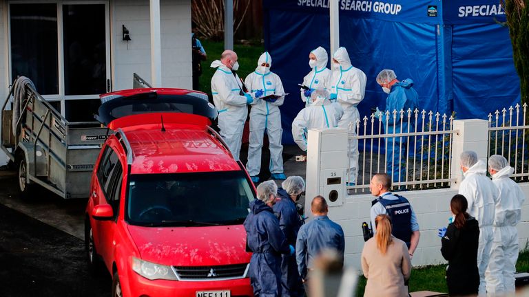 Yeni Zelanda polis müfettişleri, bavullarda ceset bulunmasının ardından 11 Ağustos 2022'de Auckland'daki bir olay yerinde çalışıyor.  Polis, 18 Ağustos 2022 Perşembe günü yaptığı açıklamada, çevrimiçi bir müzayedede bir depodan bazı terk edilmiş mallar satın alan bir aile, iki bavulun içinde iki küçük çocuğun cesetlerini bulduğunu söyledi.