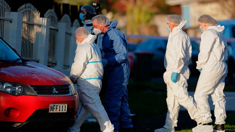 Yeni Zelanda polis müfettişleri, bavullarda ceset bulunmasının ardından 11 Ağustos 2022'de Auckland'daki bir olay yerinde çalışıyor.  Polis, 18 Ağustos 2022 Perşembe günü yaptığı açıklamada, çevrimiçi bir müzayedede bir depodan bazı terk edilmiş mallar satın alan bir aile, iki bavulun içinde iki küçük çocuğun cesetlerini bulduğunu söyledi. PIC: New Zealand Herald/AP