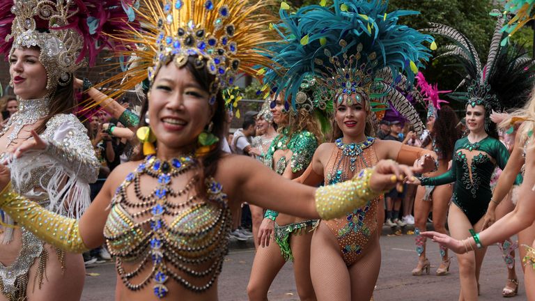 Enjoyers take part in the Notting Hill Festival in London, England, August 29, 2022. REUTERS / Maja Smiejkowska