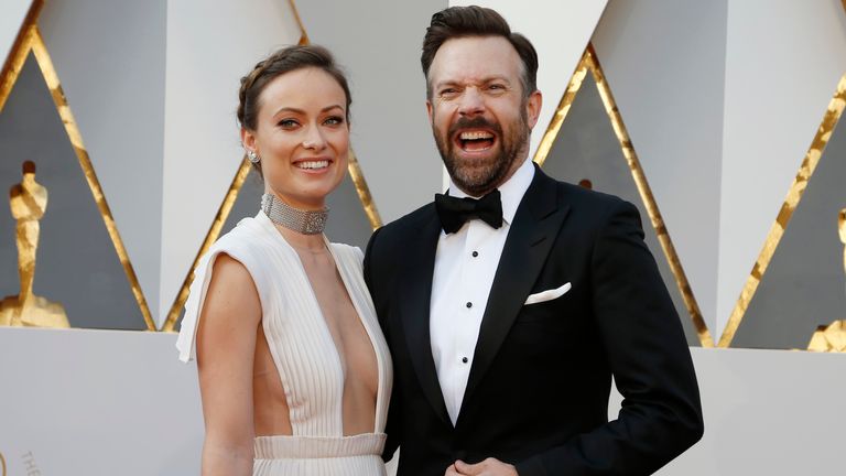 Actress Olivia Wilde and husband Jason Sudeikis arrive at the 88th Academy Awards in Hollywood, California on February 28, 2016. REUTERS / Lucy Nicholson
