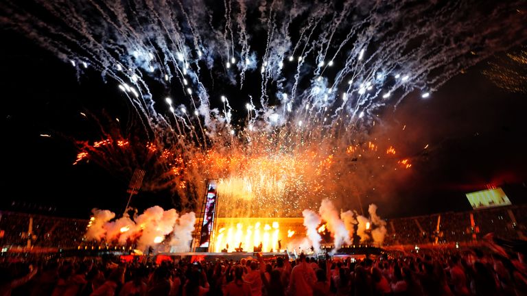 Des feux d'artifice se déclenchent alors qu'Ozzy Osbourne se produit sur scène lors de la cérémonie de clôture des Jeux du Commonwealth de 2022 au stade Alexander de Birmingham